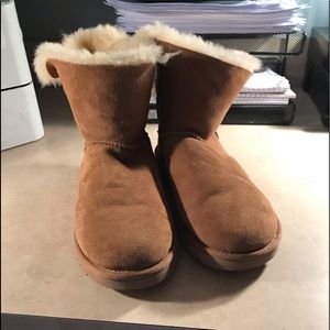 New w/o box chestnut mini bailey bow ugg boots.
